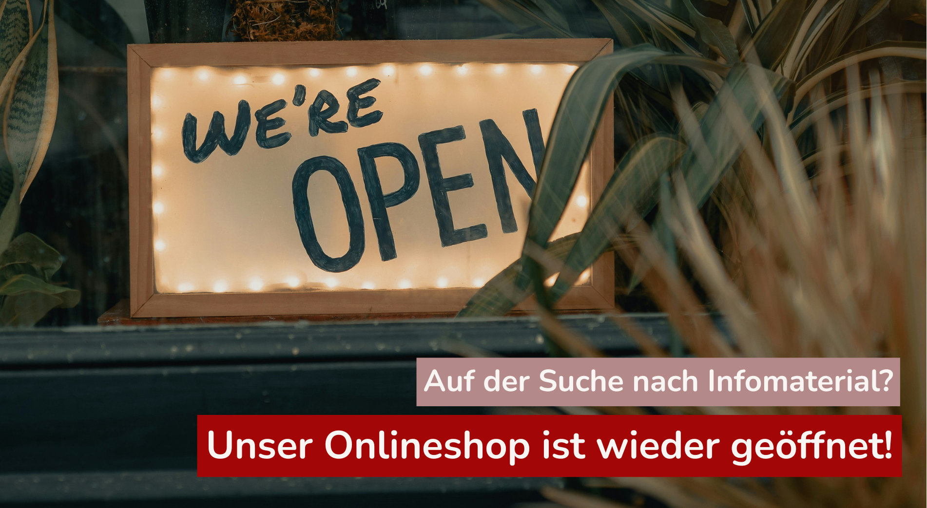 Schild mit Text 'We are open' und Hinweis, dass der Onlineshop wieder geöffnet ist